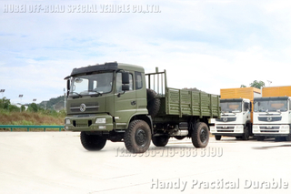 Dongfeng လေး - ကားထရပ်ကားတစ်စီးသည်ကားထရပ်ကားတစ်စီးကိုမောင်းထုတ်သည်။